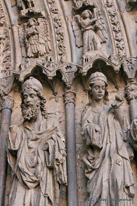 Estatuas sin manos y de los ángeles, la escultura de la puerta, la Catedral de León - España