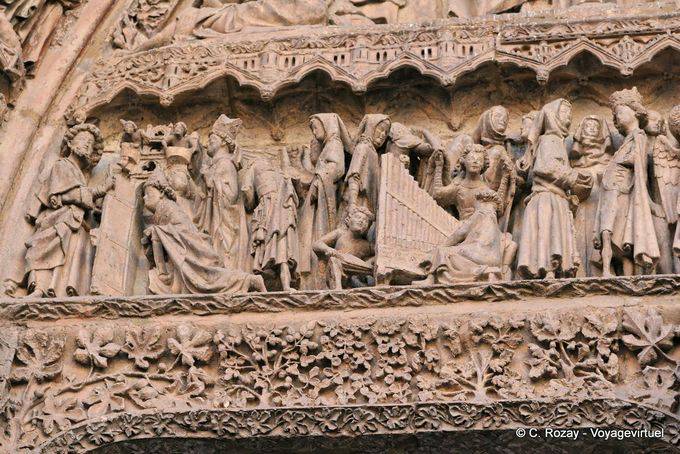 Bendecido con instrumentos musicales, el portal de la Dama Blanca, Catedral de León - España