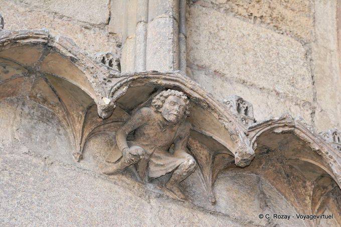 Figura de piedra de apoyo de la catedral, León - España
