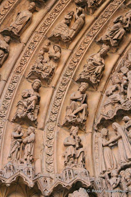 Detalle de esculturas de la portada de San Juan, la Catedral de León - España
