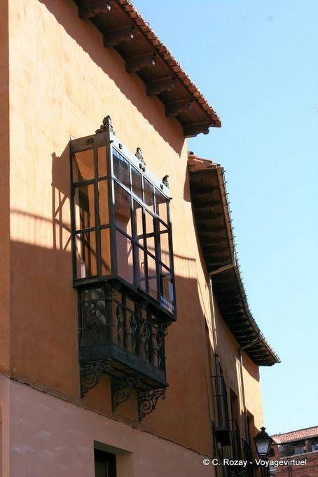 Balcón adaptado al duro clima de León - España