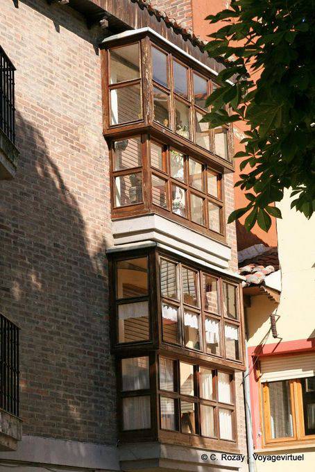 Doble ventana de madera avanzada arquitectura típica de León - España