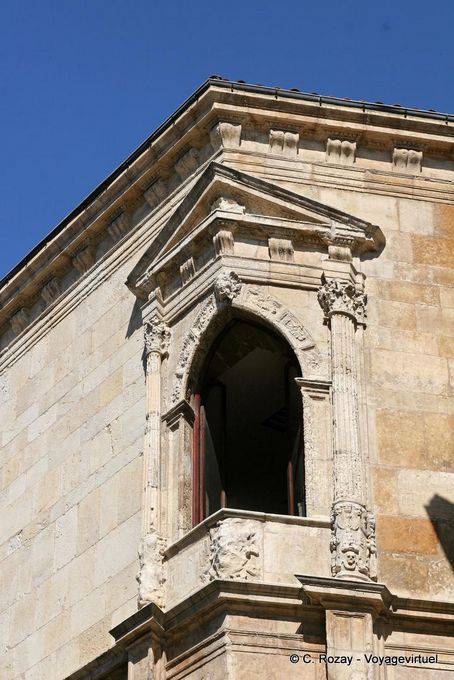 Esquina de la pared del palacio, León - España