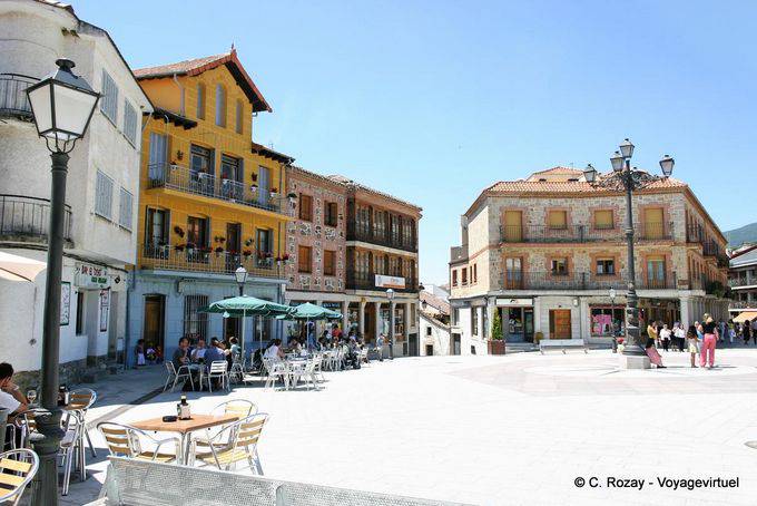 Miraflores della Sierra, casas típicas de altitud en la Plaza del Álamo - España