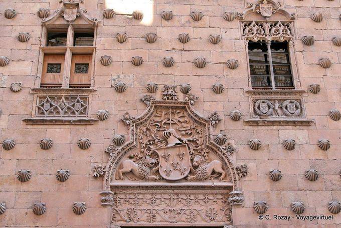 Escudo de armas y proyectiles, Casa de las Conchas, Salamanca - España