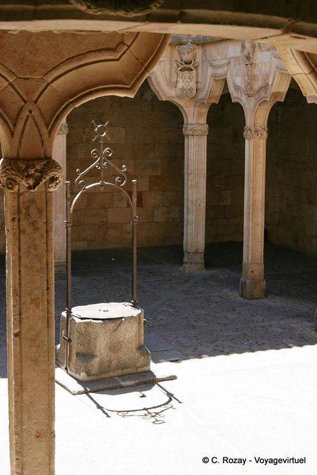 Sombra del pozo, Las Escuelas Menores, Salamanca - España