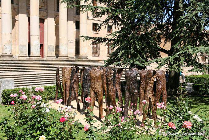 Sin cabeza Grupo escultórico Plaza Anaya, Salamanca - España