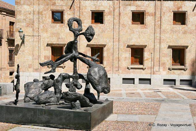 El arte moderno, estatua de metal, Plaza Anaya, Salamanca - España
