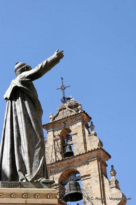 Estatua católica frente a las cigüeñas campanario, Salamanca - España