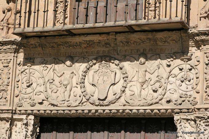 Ángeles bajo el balcón de la Casa de las Muertes, Salamanca - España