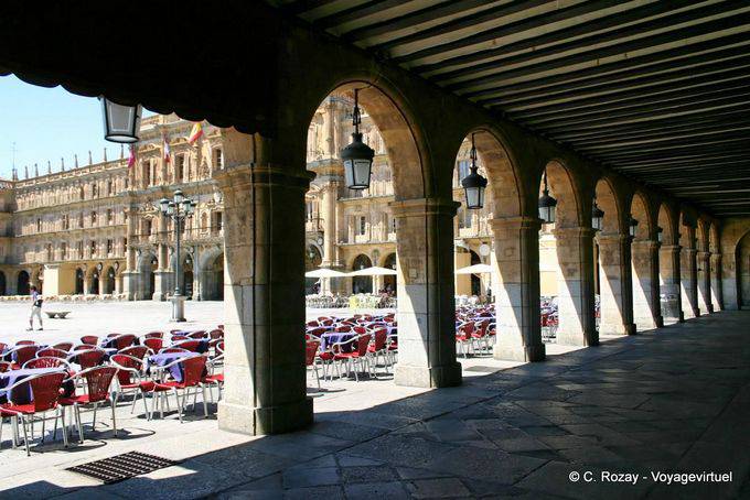 Bajo los soportales de la Plaza Mayor de Salamanca - España