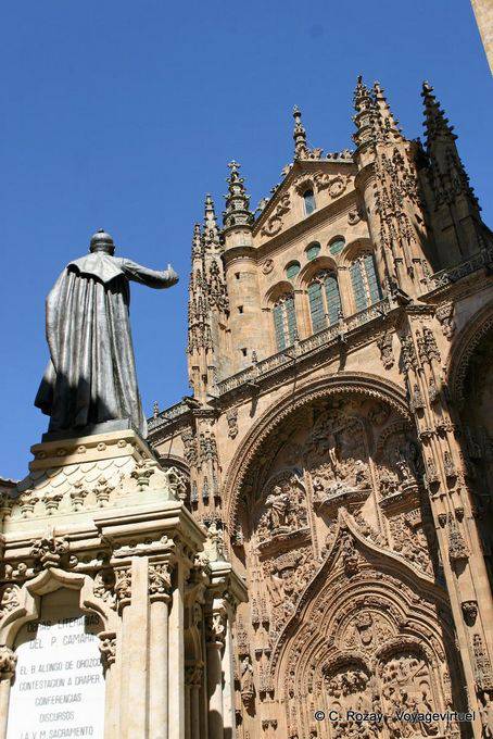 Estatua delante de Portada del Nacimento, fachada occidental de la catedral Nueva, Salamanca - España