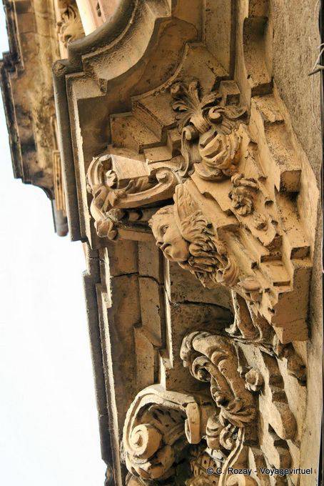 Detalle arquitectónico bajo la ventana Bordadores Calle Salamanca - España