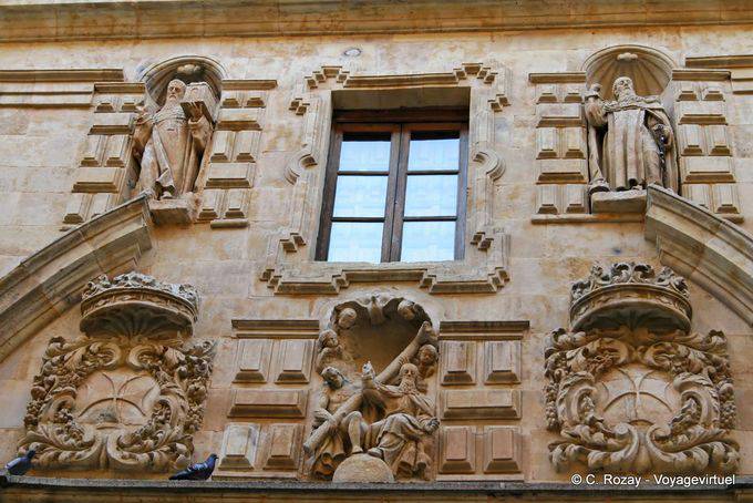 Escultura en la fachada de la calle Zamora, Salamanca - España