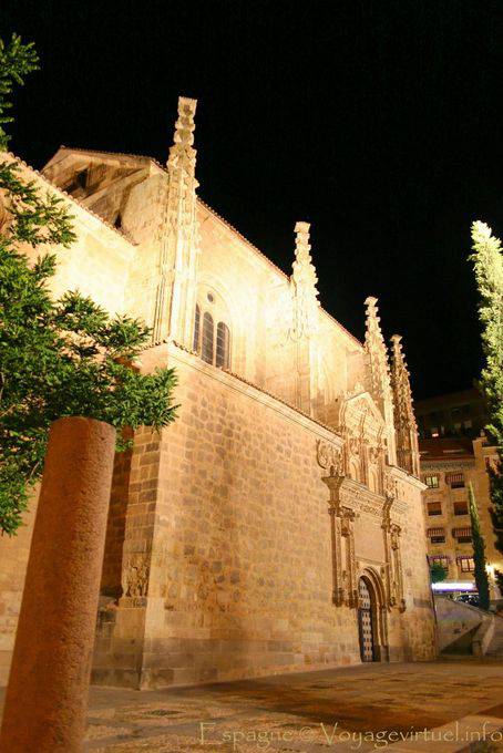 Salamanca, iluminando la noche en la iglesia de Sancti Spíritus - España