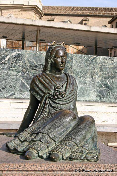 Estatua de bronce, Plaza Nuestra Señora del Pilar, Zaragoza - España