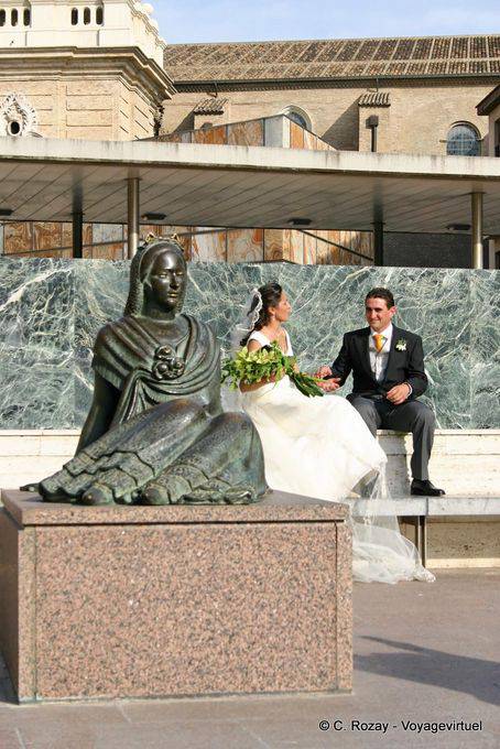 Recién casados detrás de la estatua, la Plaza del Pilar, Zaragoza - España