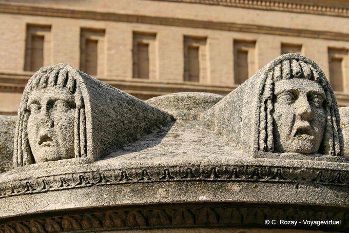 Detalle de una plaza de la fuente del Pilar, Zaragoza - España