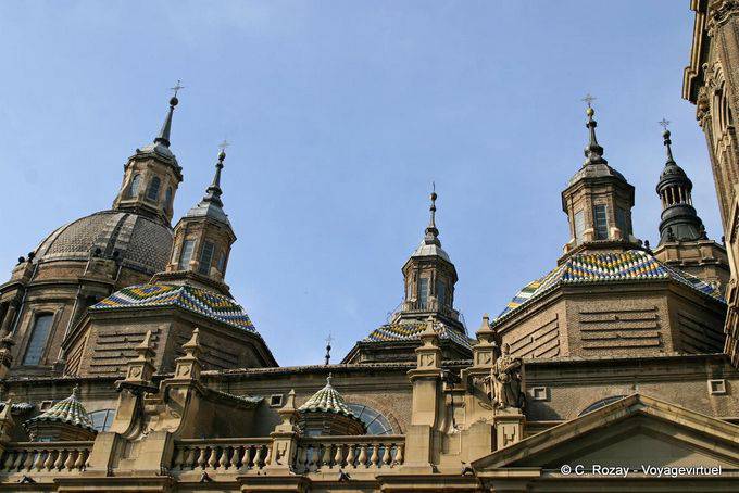 Cuatro de los once cúpulas de la Basílica de Nuestra Señora del Pilar, Zaragoza - España
