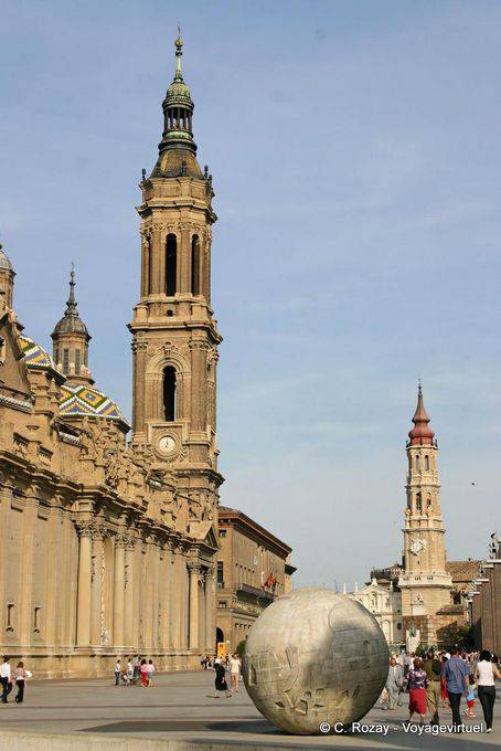 Piedra Globo frente a las torres de NS del Pilar y la Seo, Plaza del Pilar, Zaragoza - España