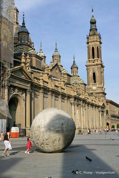 Globo terráqueo de hormigón, obra de Francisco Rallo Lahoz, antes de la Basílica de Nuestra Señora del Pilar, Zaragoza - España