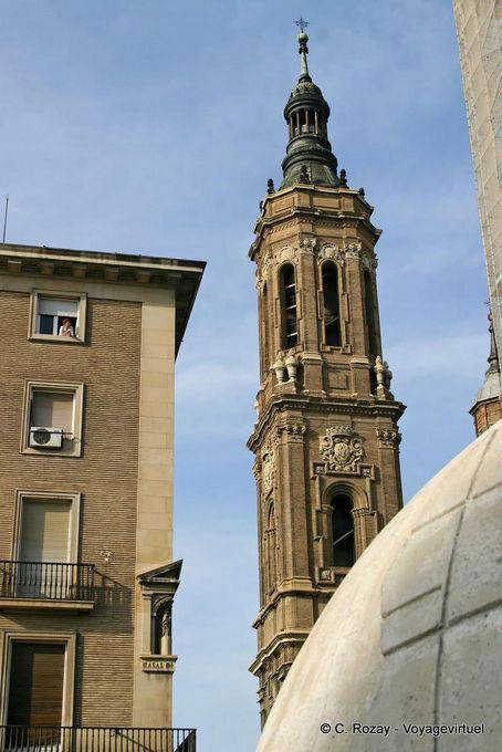 Otro punto de vista de un campanario de la Basílica del Pilar, Zaragoza - España