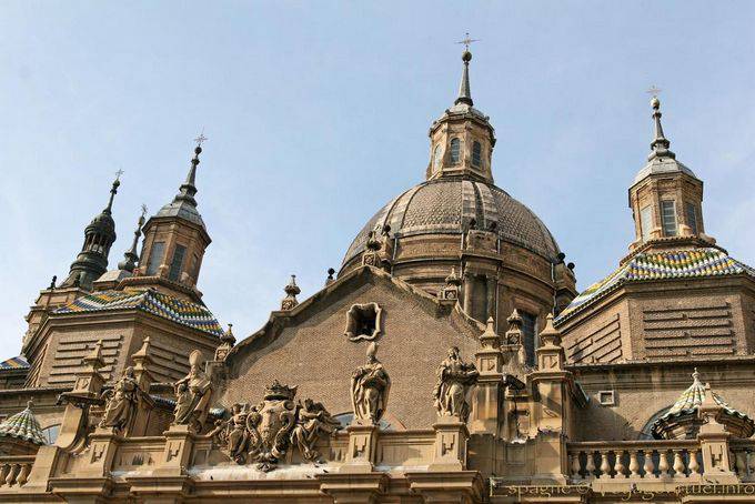 Parte superior de la puerta central de la fachada sur, la Catedral-Basílica de Nuestra Señora del Pilar, Zaragoza - España
