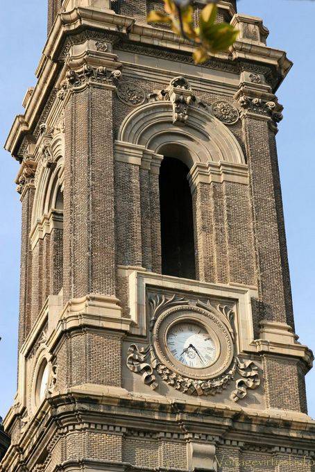 Reloj en la torre barroca de la Basílica del Pilar, Zaragoza - España