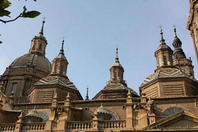 Azulejos esmaltados en las cúpulas de la barroca Basílica del Pilar, Zaragoza - España