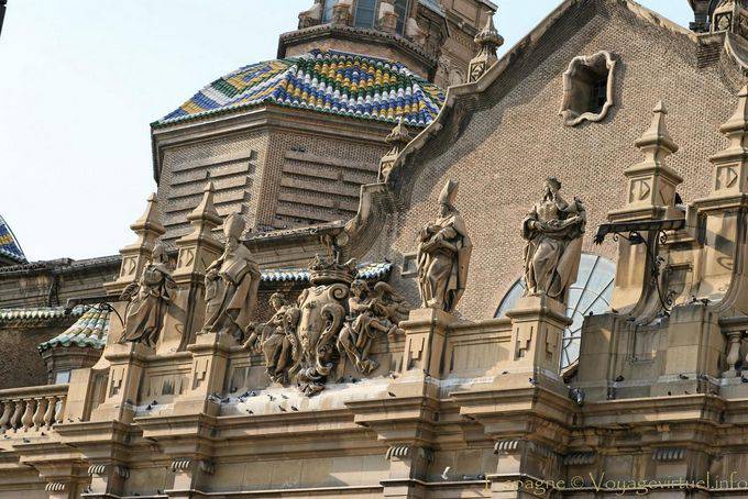 Escultura de la entrada principal, la Basílica del Pilar de Zaragoza - España