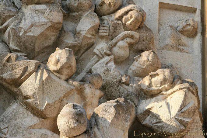 Detalle de una escultura en la Plaza del Pilar, Zaragoza - España