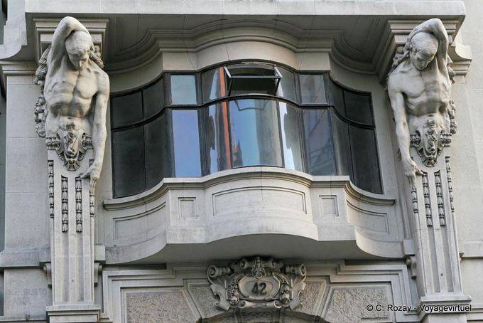Atlas Piedra en balcón, 42 Calle del Coso, frente a la calle Alfonso 1, Zaragoza - España