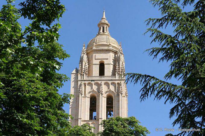 Parte superior de la torre, que mide 88 metros de altura, la Catedral de Santa María de Segovia - España