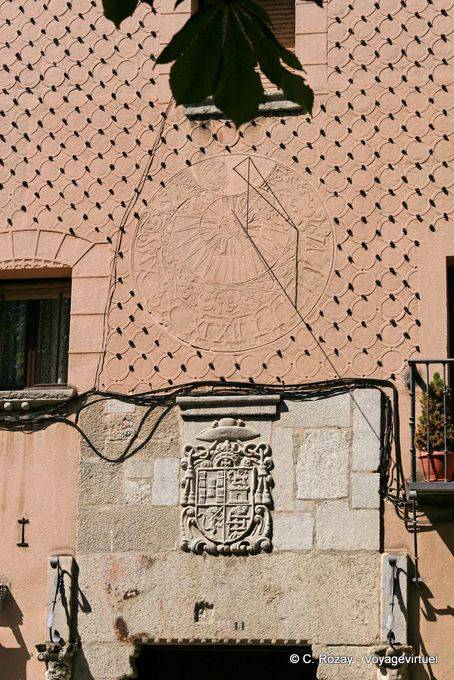 Armas y decoración de la pared, Daoiz Galeria Plaza de la Merced, Segovia - España