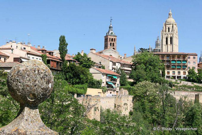 Vista de las torres de la Catedral de San Esteban y del Alcázar, Segovia - España