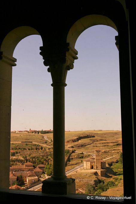 Convento de Carmelitas Descalzas y Iglesia de la Vera Cruz, vista desde la torre de Juan II del Alcázar, Segovia - España
