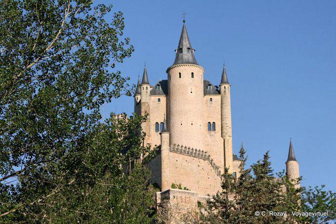 Alcázar de Segovia, construido sobre una roca excavado por los ríos Eresma y Clamores - España