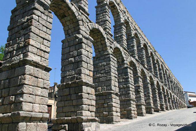 Acueducto Segovia compuesto por bloques de granito montado seco - España
