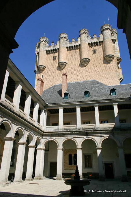 Patio en frente de la Torre Juan II, Alcázar, Segovia - España