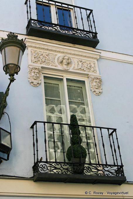 Marco de ventana, frente al Teatro Cervantes, Segovia - España