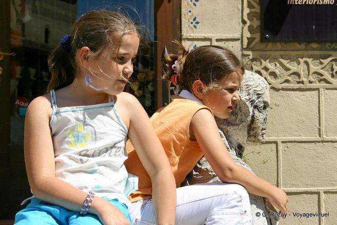 Las niñas se sientan alrededor de la Esfinge, Plaza San Martín, Segovia - España