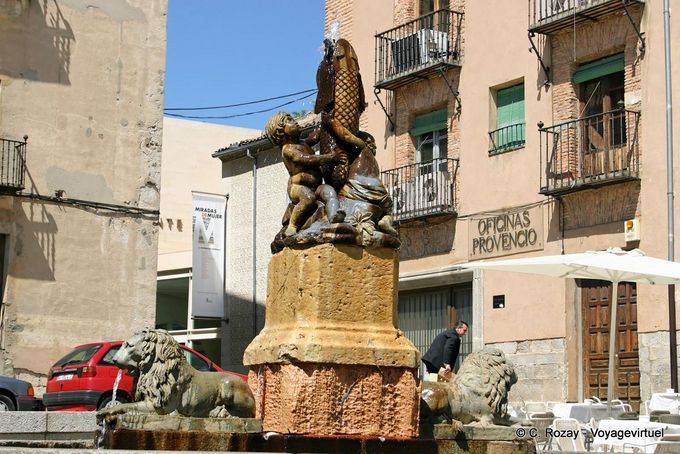 Fuente de León, con los niños con un pez, Plaza San Martín, Segovia - España