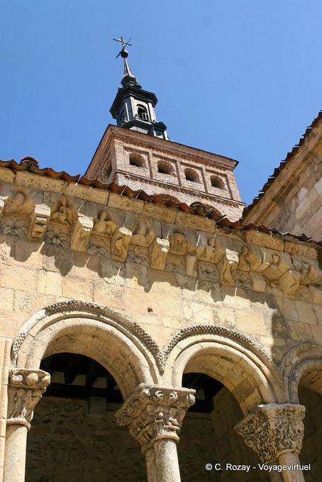 Arcos del claustro Exteriores y campanario de San Martín, Segovia - España