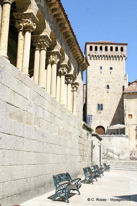 Torreón de Lozoya visto desde Pórtico de la iglesia de San Martín, Segovia - España