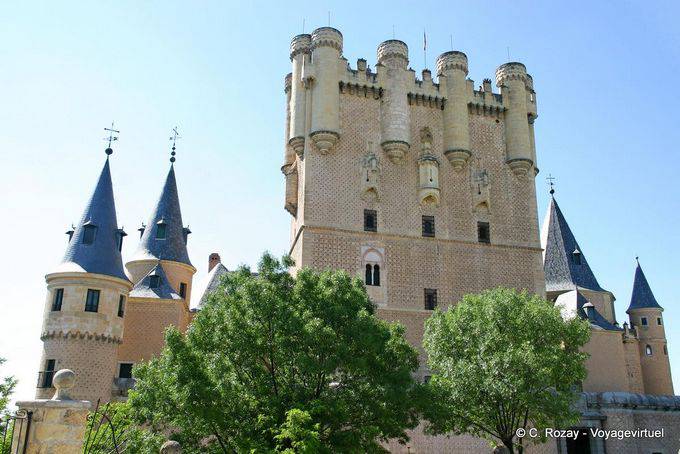 Alcázar, otra vista de la Torre de Juan 2, Segovia - España