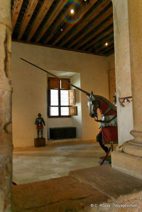 Armadura de caballo y una lanza, la sala Palacio Viejo, Alcázar de Segovia - España