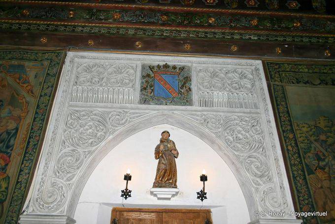 Nicho de damasco en la pared de la Sala de las Pinas, Alcázar, Segovia - España