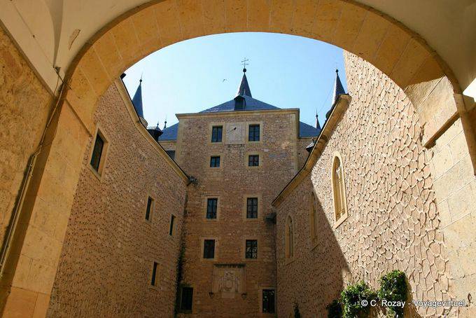 Patio del Alcázar de Segovia - España