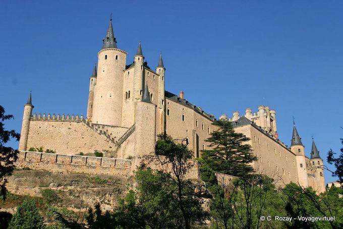 Alcázar se ve desde la calle Cuesta de Los Hoyos, Segovia - España