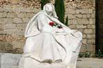 Estatua blanca de Santa Teresa de Ávila, España.
